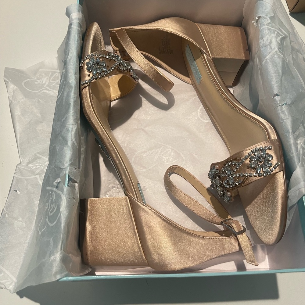 SB MEL in Champagne size 11 new in box blue by Betsey Johnson sandals